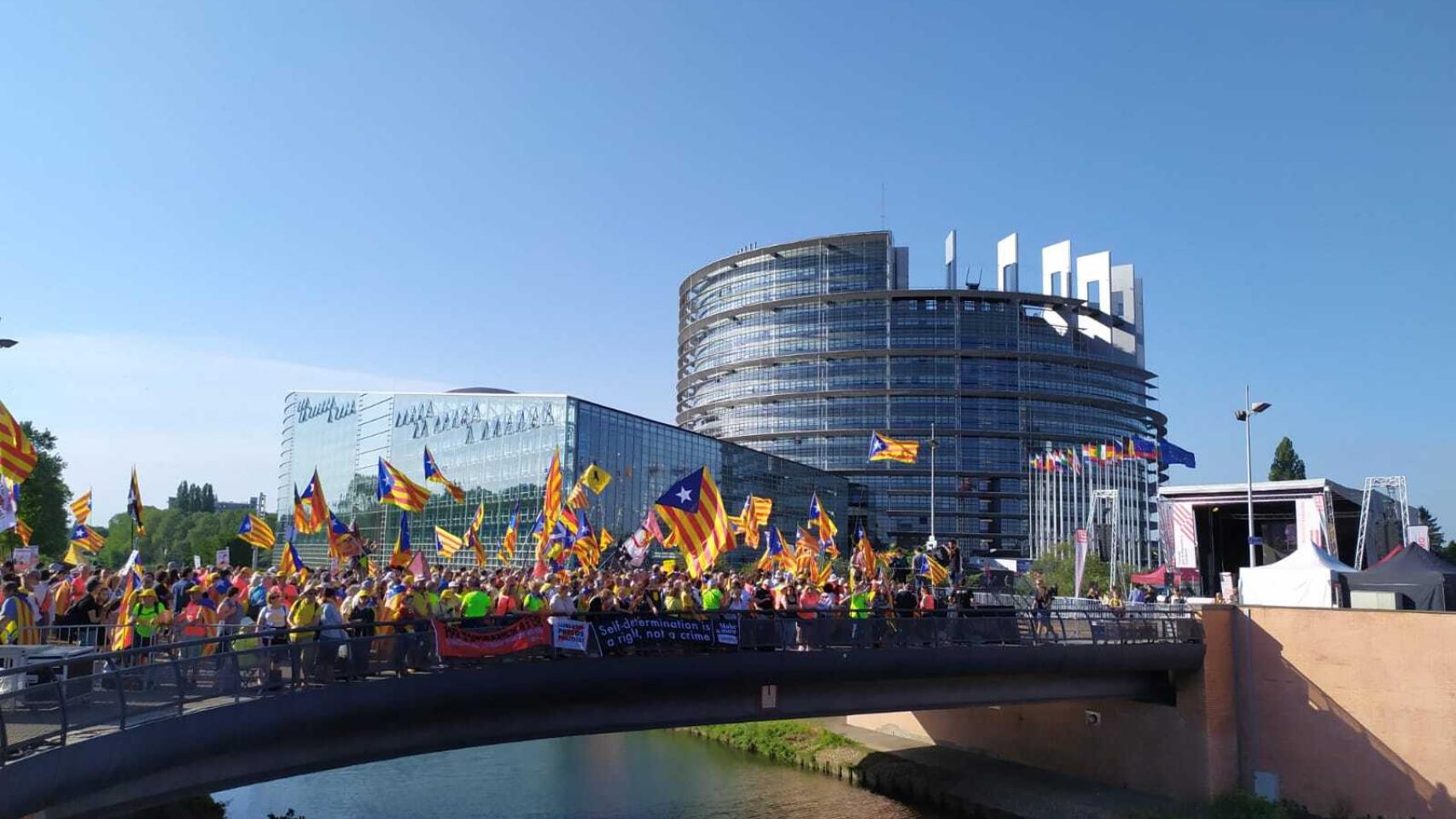 Primeros manifestantes independentistas en Estrasburgo.