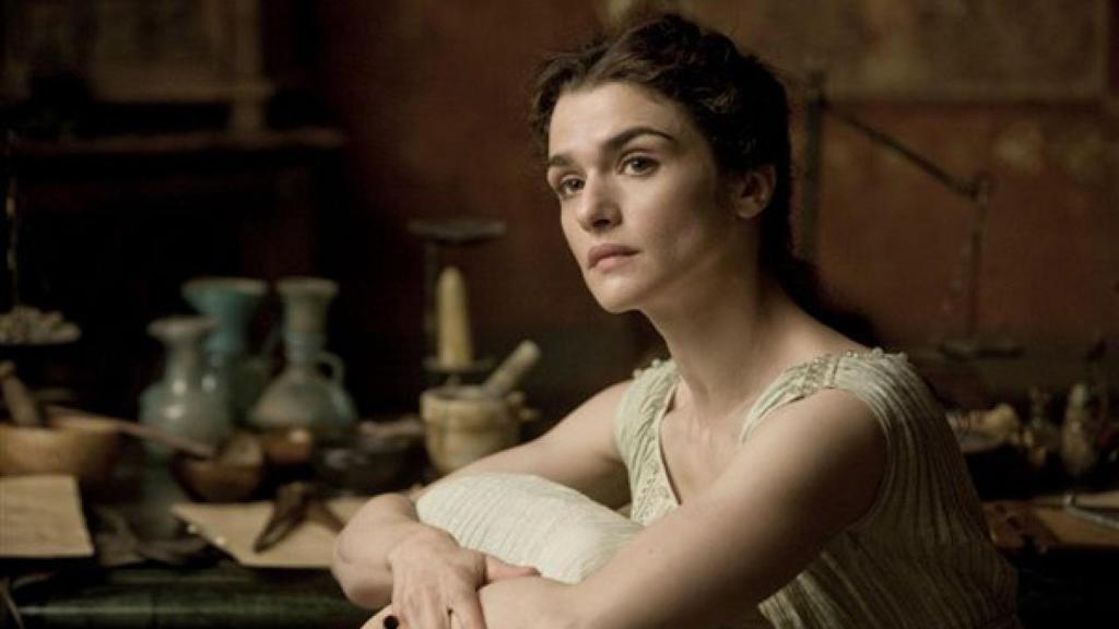 Rachel Weisz da vida a Hipatia en 'Ágora', una película de Amenábar.