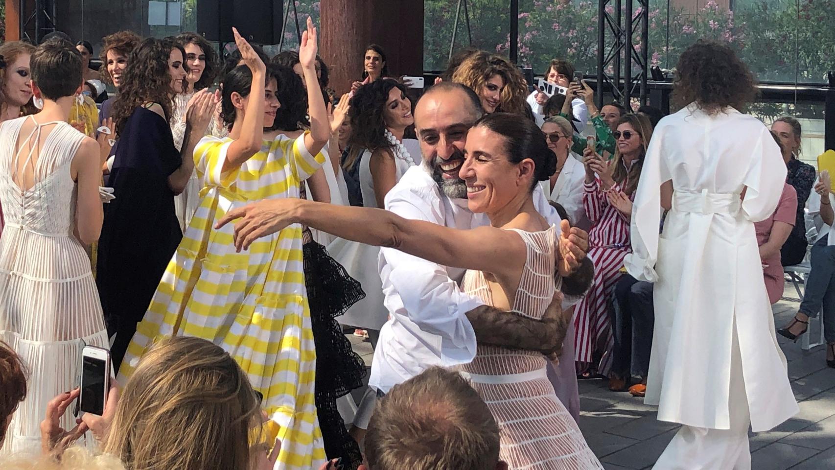 Blanca Li junto al diseñador libanés Rabih Kayrouz durante el desfile en París.