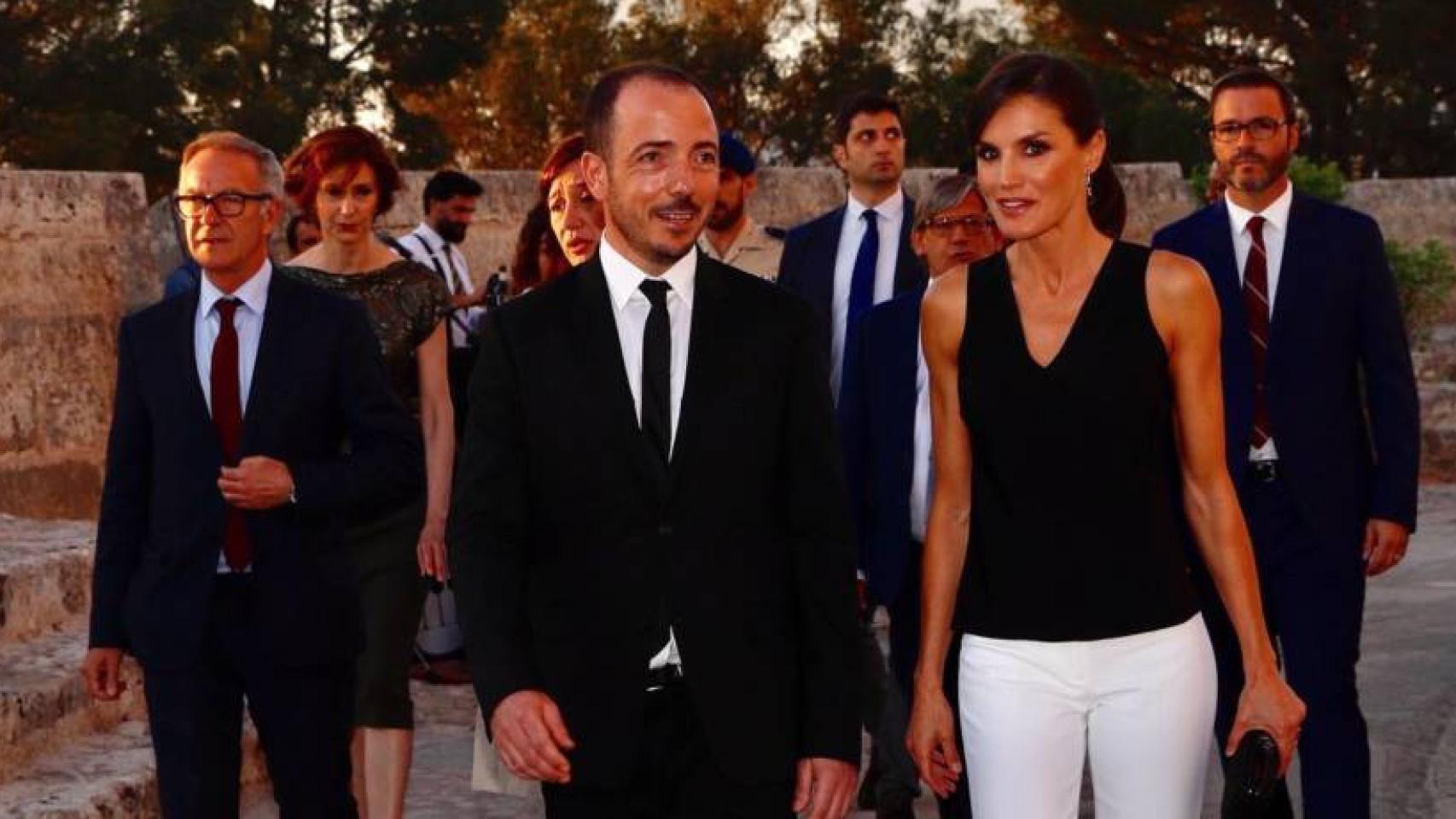 La Reina Letizia junto al director del festival que se ha presentado en Mallorca