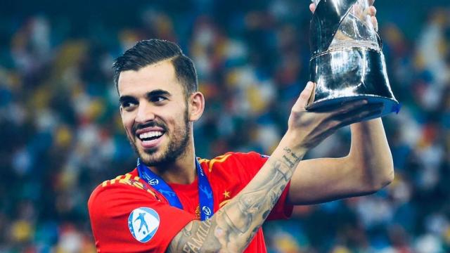 Ceballos con el trofeo del Europeo. Foto: Twitter (@DaniCeballos46)