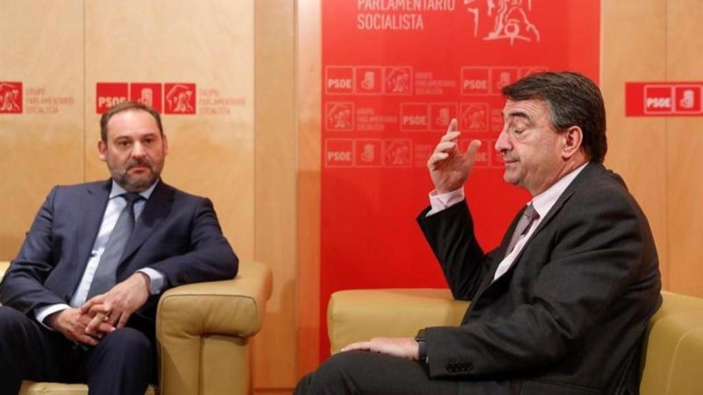 José Luis Ábalos y Aitor Esteban se reúnen en el Congreso el pasado 12 de junio.