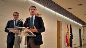 Pablo Casado, junto a Javier Esparza, en los pasillos del Congreso de los Diputados.