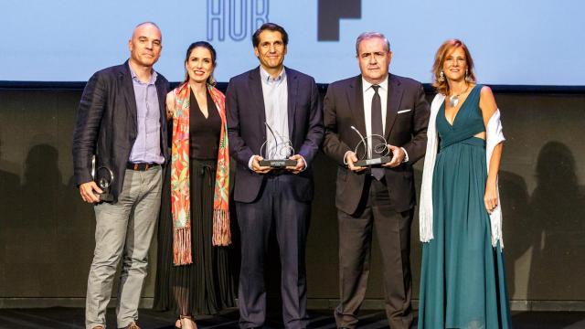 Los premiados Fernando Tomás, Director de Comunicación y Promoción de Viajes El Corte Inglés; Jorge de Sala, Technical Services Manager de Amadeus y Valentín Rodrigo, Gerente de Customer Experience de Telefónica.