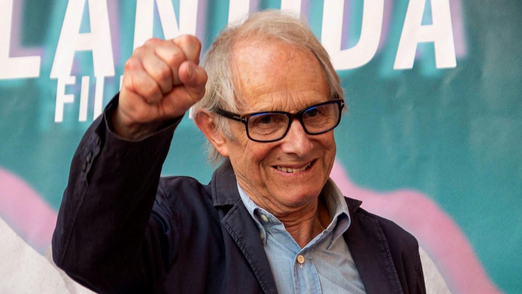 Ken Loach con el puño en alto en Mallorca.