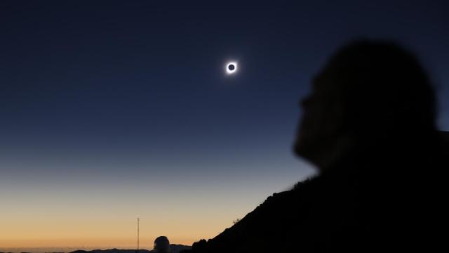 Una persona disfrutando de un eclipse solar