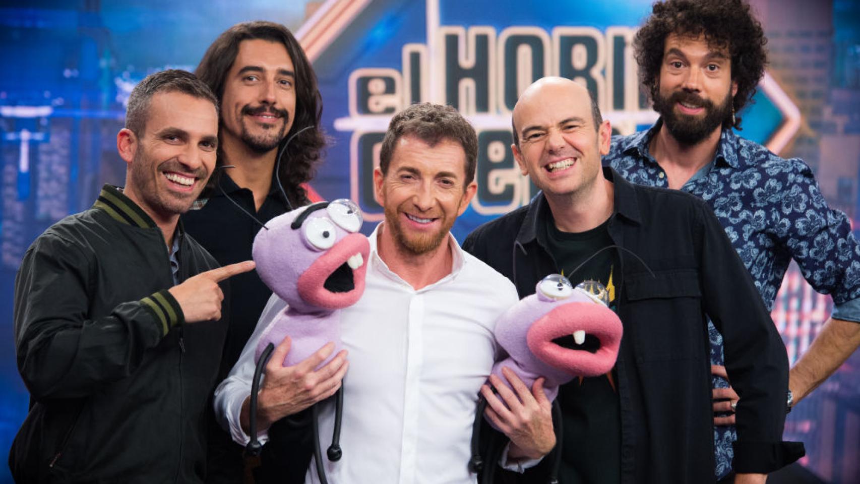 Pablo Motos junto a parte de su equipo de 'El Hormiguero'.