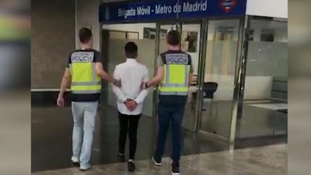 El detenido por amenazas en el Metro, escoltado por agentes de la Policía.