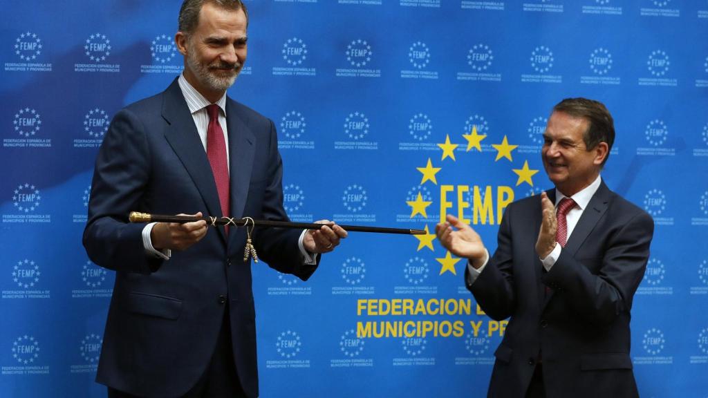 Don Felipe recibe el bastón de mando y la Llave de Oro del Municipalismo.