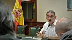 Enrique Santiago, diputado de Unidas Podemos, reunido con colectivos antifranquistas y de Memoria Democrática en el Congreso.