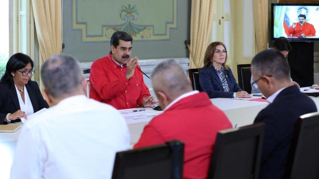 Maduro habla durante una reunión con miembros del gobierno