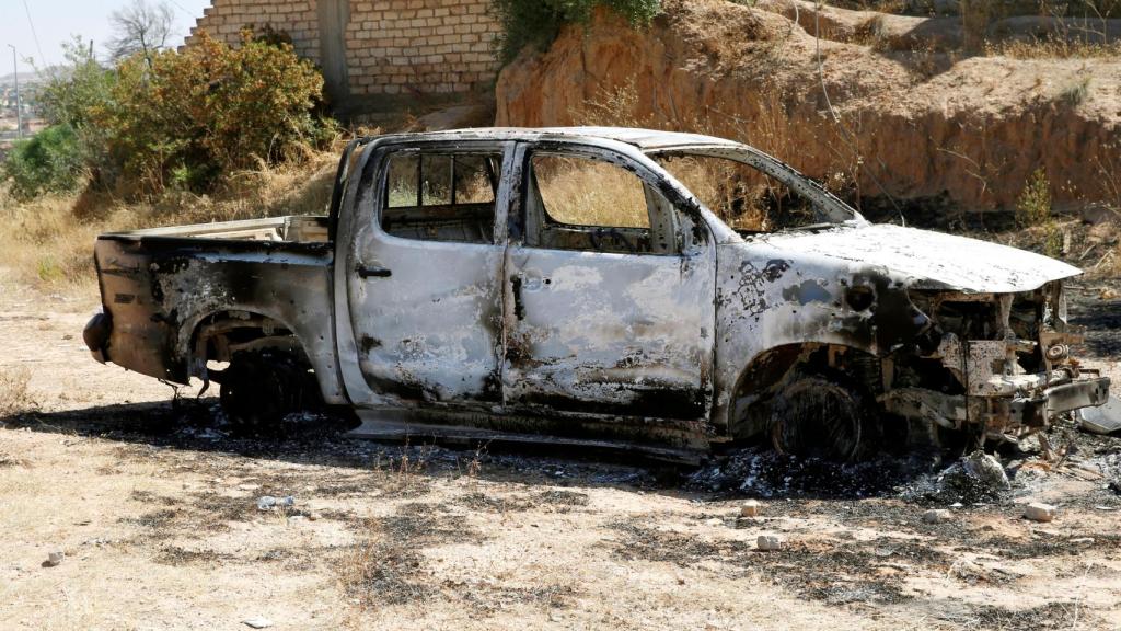 Un coche calcinado en Tripoli en una imagen de archivo