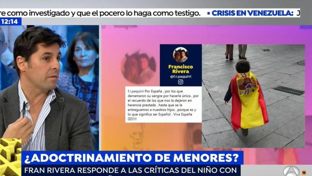 Rivera explicando la foto del niño con la bandera de España.