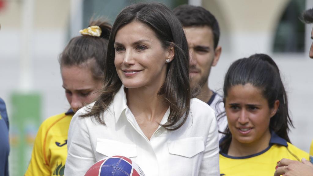 La reina Letizia con sus clásicos pendientes de estrellas de Chanel.