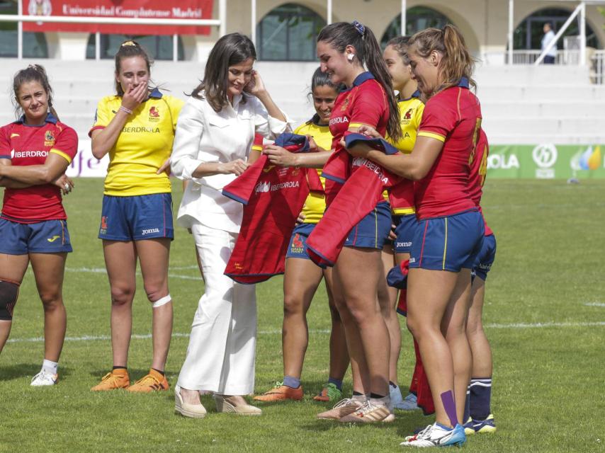 La reina Letizia lo apuesta todo al blanco para su mañana con la Selección Femenina de Rugby.