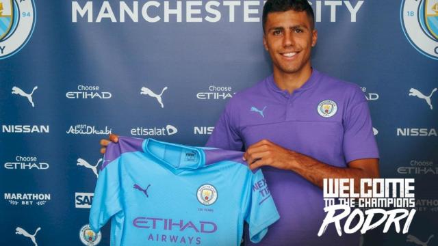 Rodri, posando con la camiseta del City.