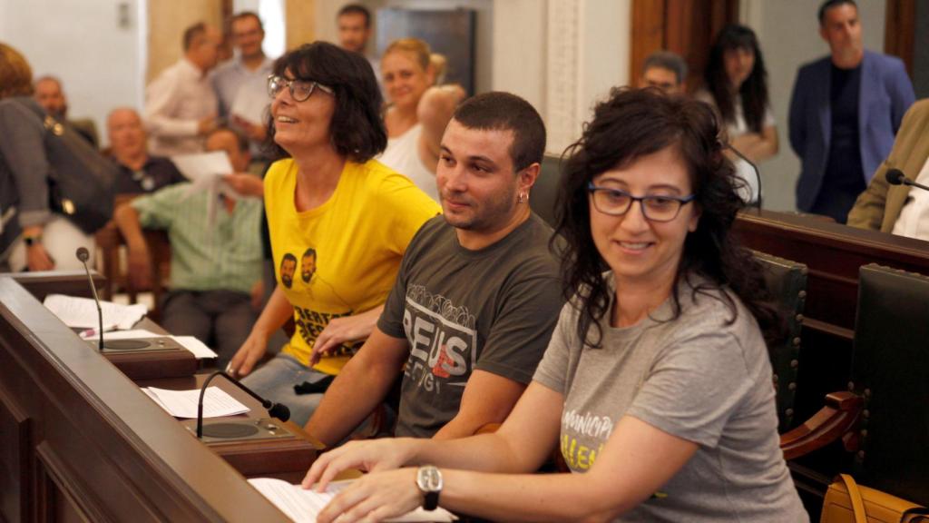 Los tres concejales de la CUP en el ayuntamiento de Reus, durante el pleno de investidura celebrado este miércoles.