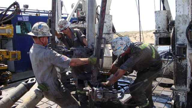 Obreros trabajando en la extracción de petróleo.