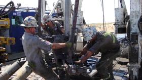 Obreros trabajando en la extracción de petróleo.