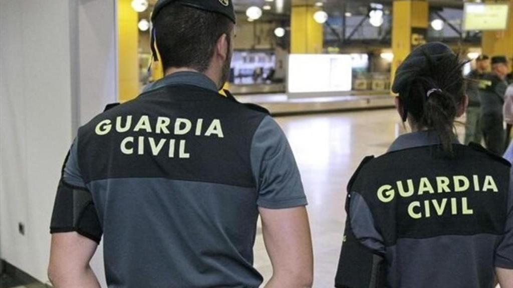 Agentes de la Guardia Civil en el aeropuerto