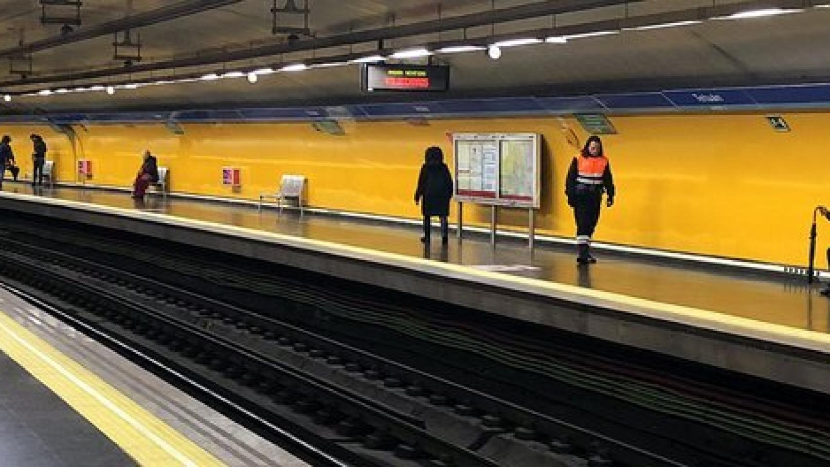 Los hechos ocurrieron en la estación de Tetúan cuando la empleada se encontraba actualizando una de las máquinas.