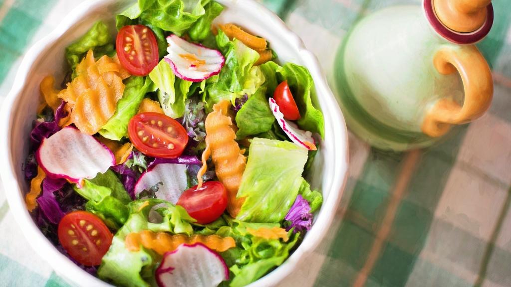 Una ensalada con distintos tipos de verdura.