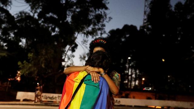 Una pareja se besa durante la marcha del Orgullo Gay en São Paulo.