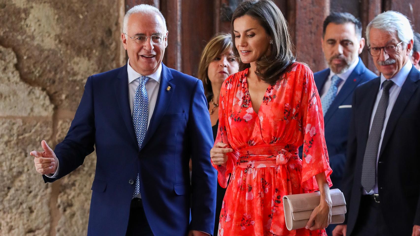 La reina Letizia, junto al presidente del Gobierno riojano en funciones, José Ignacio Ceniceros.