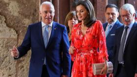 La reina Letizia, junto al presidente del Gobierno riojano en funciones, José Ignacio Ceniceros.