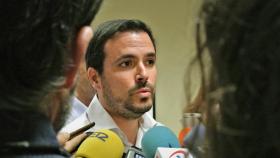 Alberto Garzón, líder de Izquierda Unida, atiende a los medios en los pasillos del Congreso.