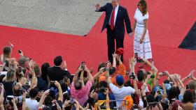 Trump saluda junto a su mujer al público congregado para celebrar el 4 de julio