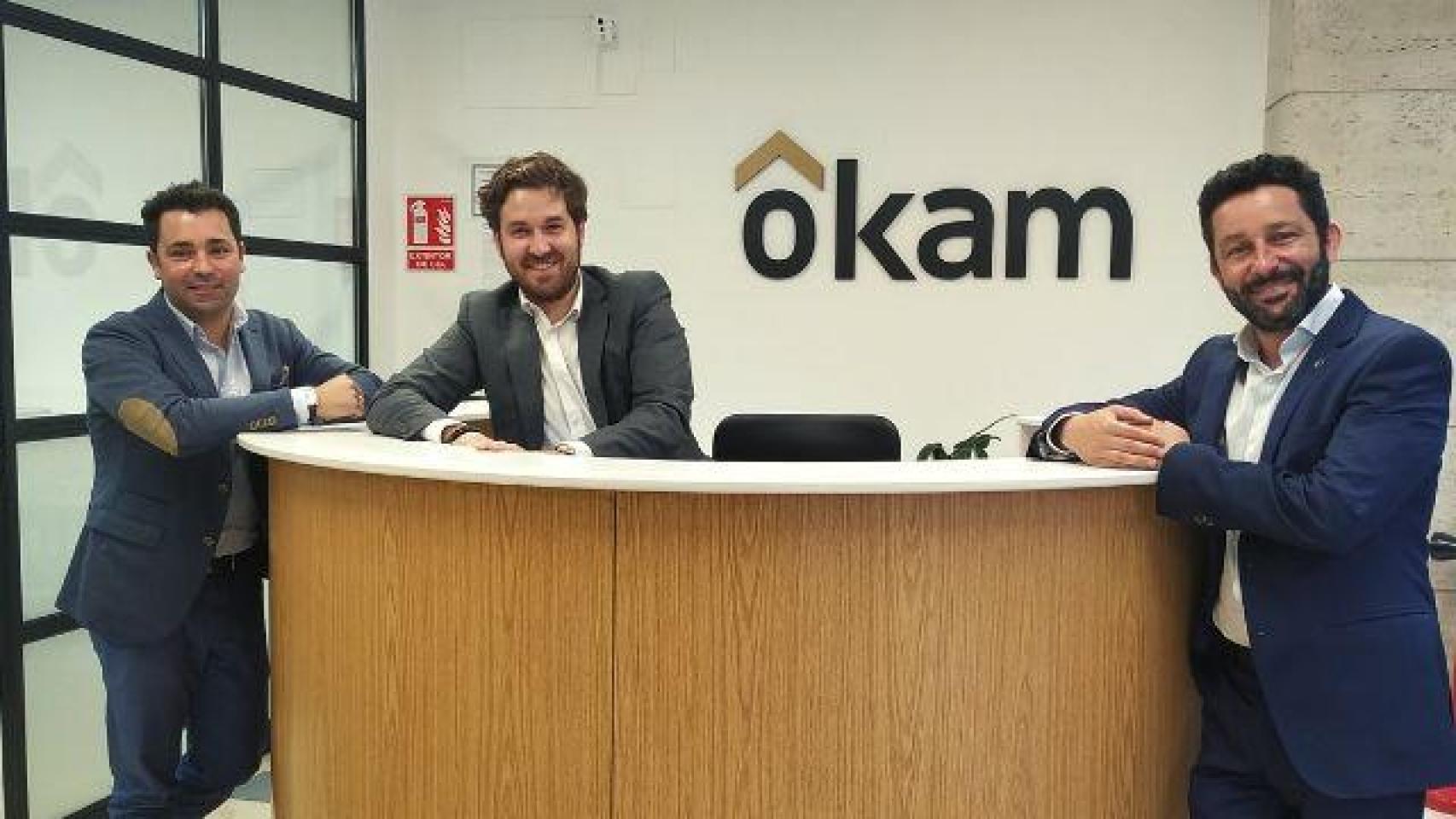 Alejandro, Álvaro y David en la entrada de la oficina de Ôkam en A Coruña