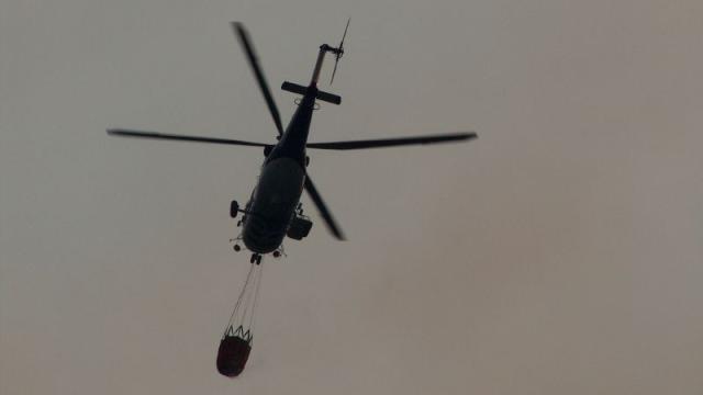 Una imagen de archivo de un helicóptero recogiendo agua