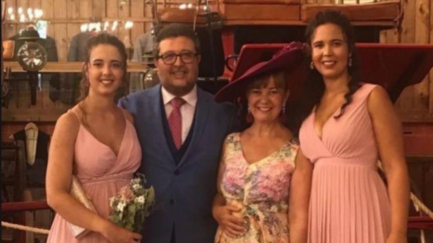 El juez Francisco Serrano junto a sus dos hijas y su mujer.