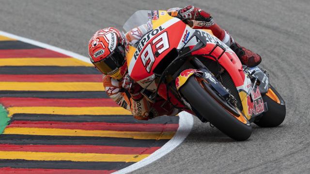 Marc Márquez traza un viraje, en el circuito alemán de Sachsenring.