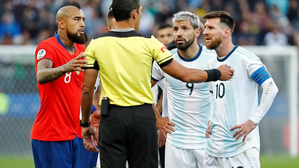 Los argentinos y Arturo Vidal piden explicaciones al árbitro en la Copa América 2019