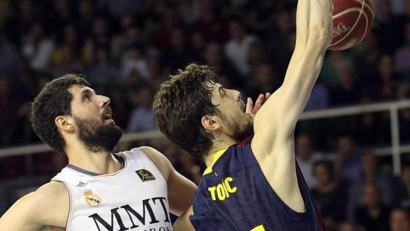 Mirotic, cuando jugaba en el Real Madrid, se enfrenta al también exmadridista Tomic.