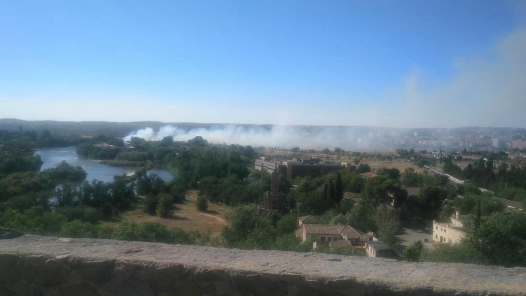 Incendio forestal en las inmediaciones del campus de la Fábrica de Armas.