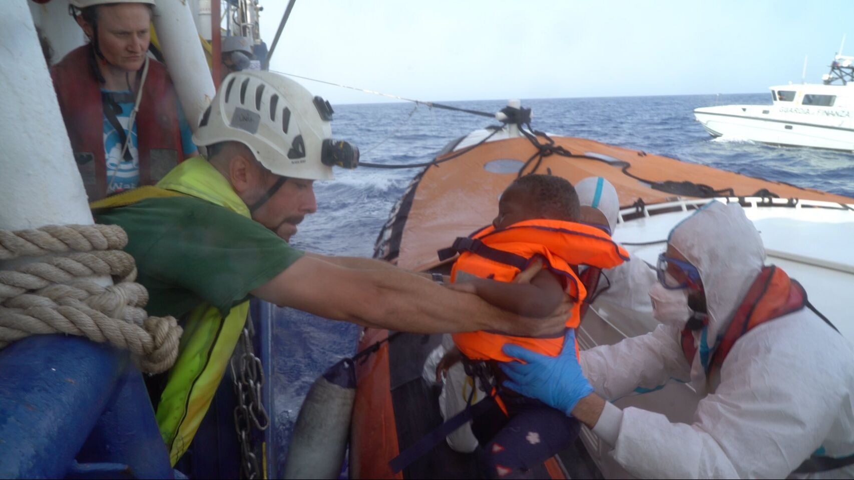Desembarco de menores del 'Sea Watch' a botes de la Guardia Costera italiana.