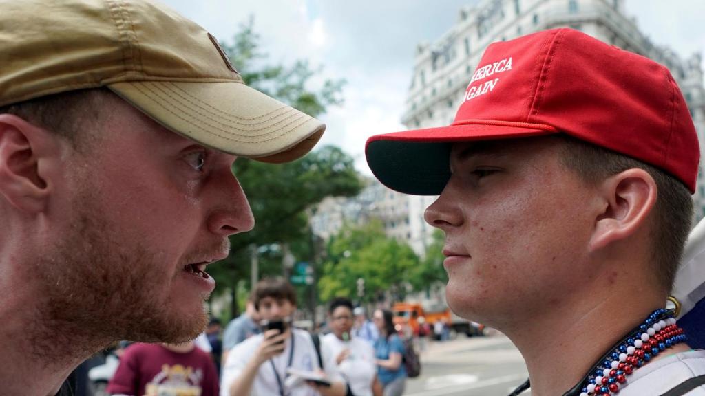 Dos representantes de cada facción se encararon durante las protestas.