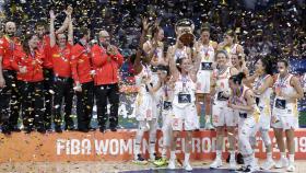 La selección española celebrando en Eurobasket femenino