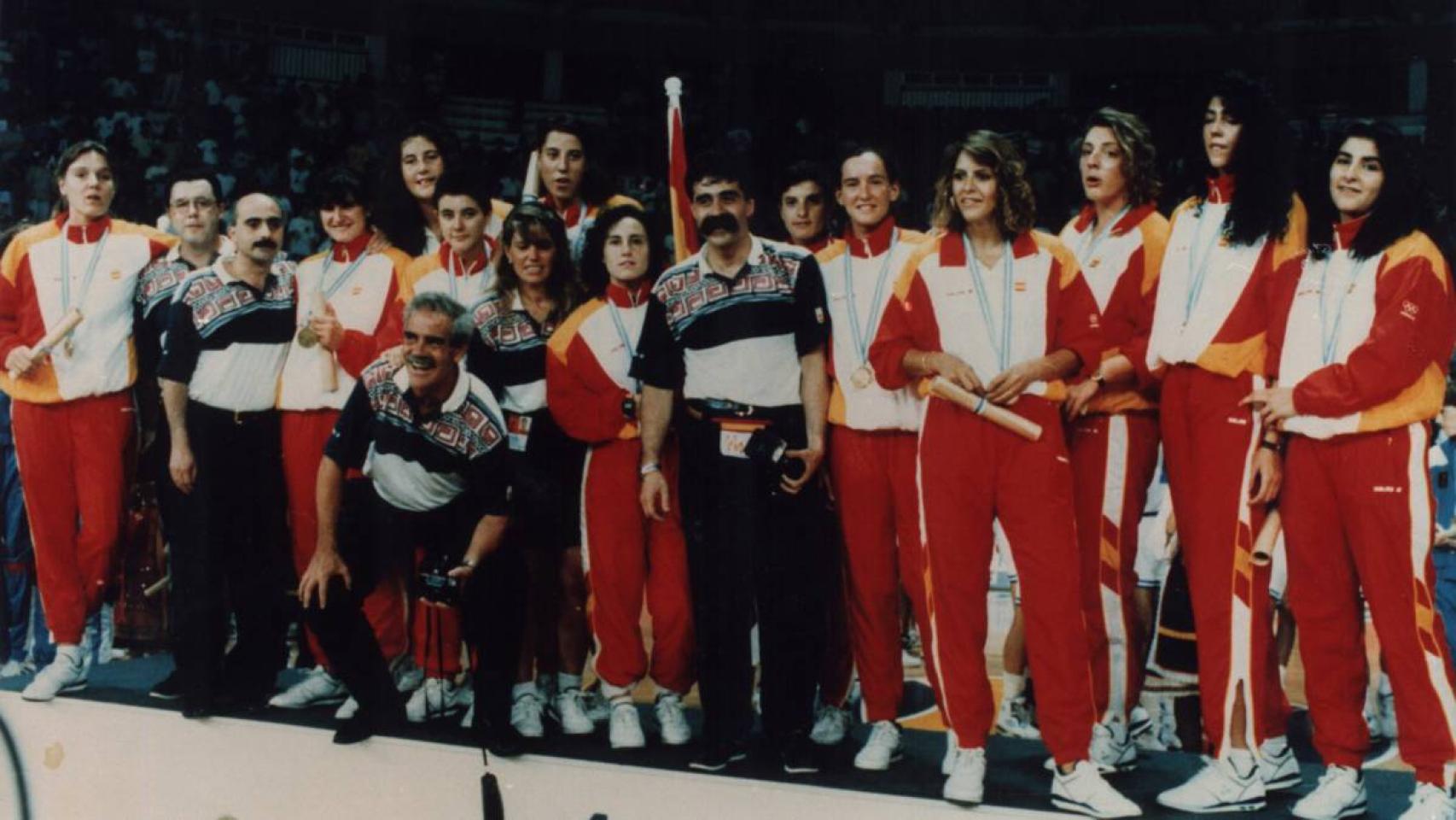 La selección femenina española de baloncesto tras ganar la medalla de oro en el Eurobasket de 1993
