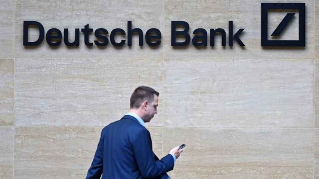 Un banquero a las puertas de Deutsche Bank.