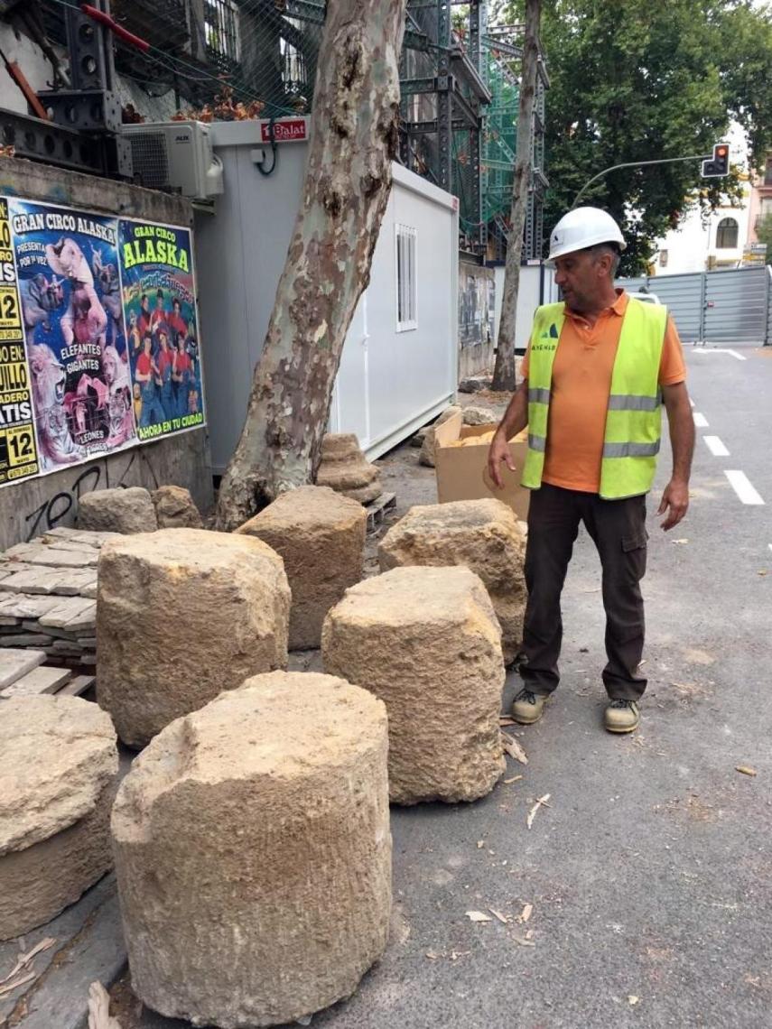 Miguel Ángel de Dios junto a los trozos de columnas halladas en el tramo de pavimento de la Vía Heraclea.