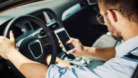 Los conductores identifican el móvil como la principal causa de distracción al volante.