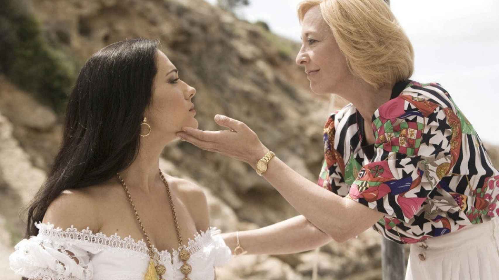 Eva Marciel y Blanca Apilánez en 'Mi Gitana' como Isabel Pantoja en 'Mi gitana'