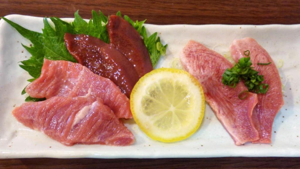 Carne cruda de cerdo servida en un restaurante japonés antes de que fuera prohibido.