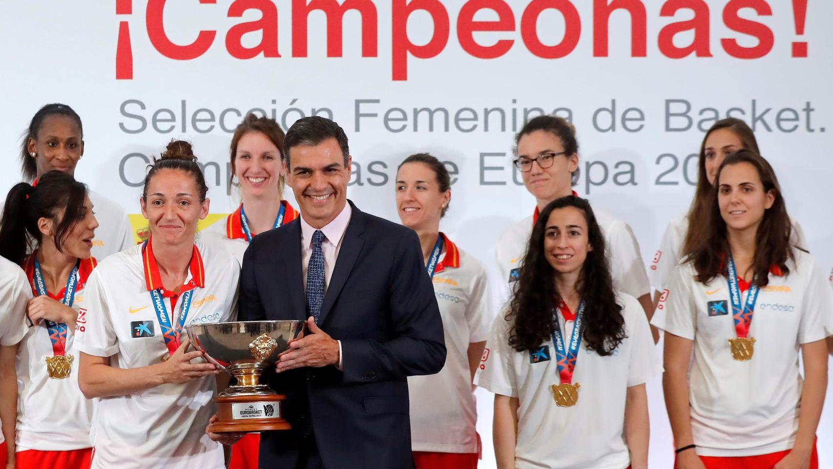 Pedro Sánchez recibe a las jugadoras de la selección española femenina