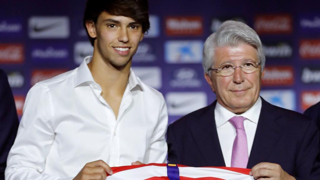 Joao Felix y Cerezo posan con la camiseta del Atlético de Madrid