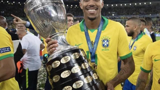 Éder Militao posa con la Copa América